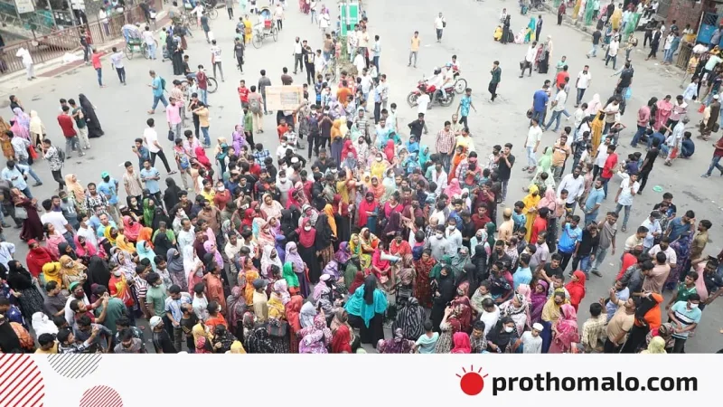 মিরপুর-১০-এ পোশাকশ্রমিকদের ৩০ হাজার টাকার বেতন দাবিতে অবরোধ