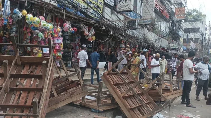 মিরপুর-১-এ ২ হাজার দোকান উচ্ছেদ, হকাররা পুনরায় বসছে
