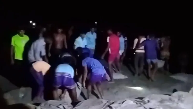 আশাশুনিতে খোলপেটুয়া নদীর বাঁধে ভাঙন, রাতভর মেরামত