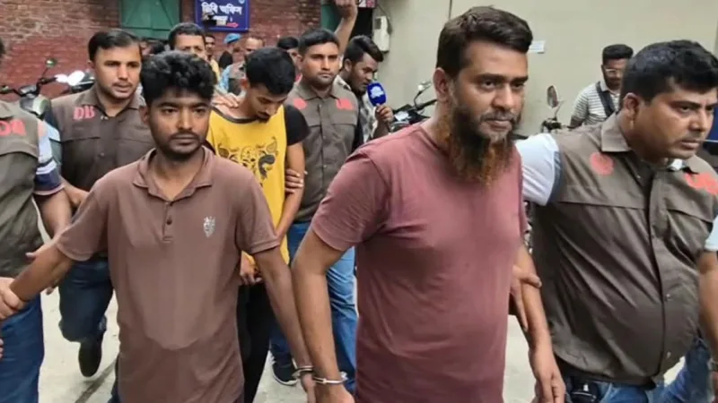 বগুড়ায় পুলিশ পরিচয়ে ১০২ ভরি স্বর্ণ ছিনতাই: ৮৮ লাখ টাকাসহ গ্রেপ্তার ৪