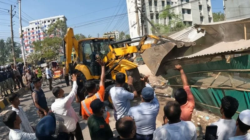 খুলনা সিটি কর্পোরেশন অর্ধশতাধিক অবৈধ স্থাপনা, বিএনপি কার্যালয়সহ, উচ্ছেদ