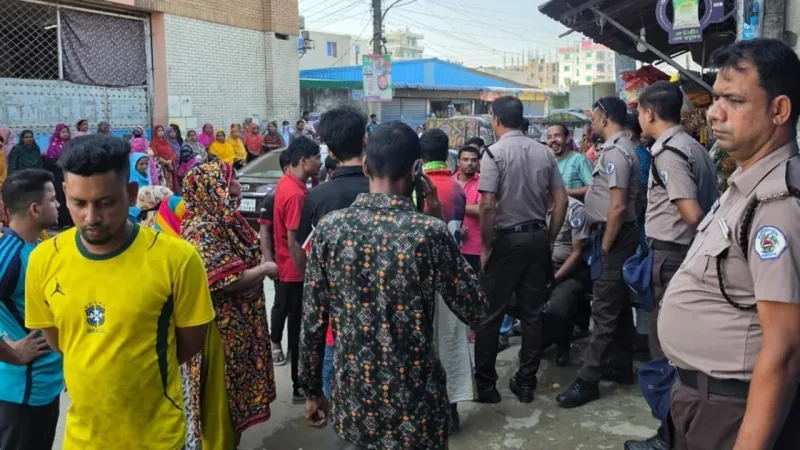 টঙ্গীতে বকেয়া বেতন না দিয়ে কারখানা বন্ধে শ্রমিকদের সড়ক অবরোধ