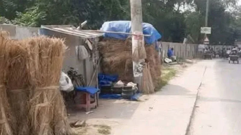 দিনাজপুর ফুলবাড়ীর দখলমুক্ত ফুটপাত আবার অবৈধ দোকানে ভর্তি