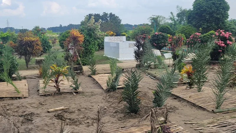 পাবনায় বজ্রপাতে ৬ শিশু-কিশোরের একসঙ্গে জানাজা ও দাফন