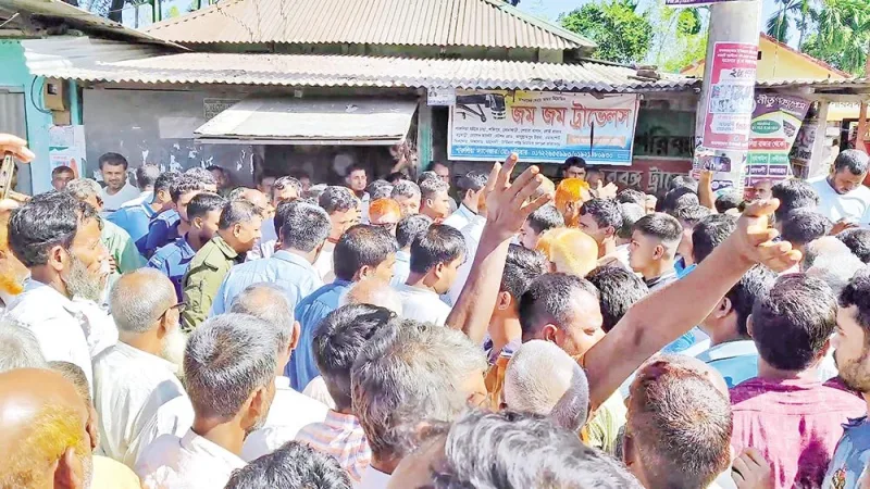 লালমনিরহাটে কৃষকরা সার ঘাটতি ও বিতরণে অসঙ্গতি নিয়ে রাস্তায় বাধা