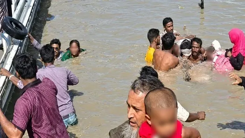 ফেরির ধাক্কায় পন্টুনের র‍্যাম্প ক্ষতিগ্রস্ত, শিশুসহ যাত্রীরা নদীতে পড়লেন