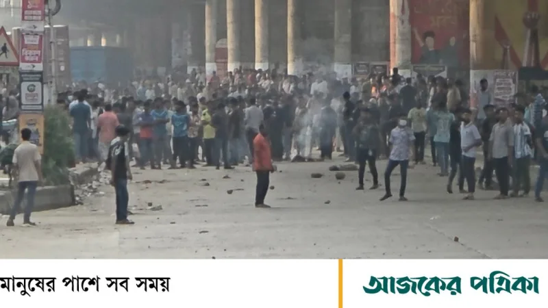 গাজীপুরে বেতন বৃদ্ধি দাবিতে শ্রমিকদের মহাসড়ক অবরোধ, টিয়ার শেল নিক্ষেপ