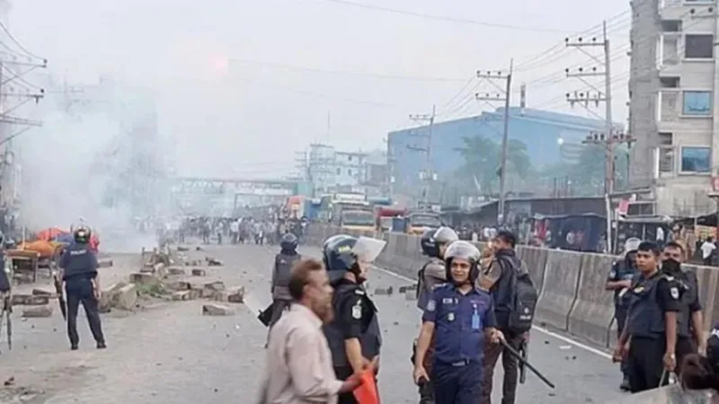 গার্মেন্ট কর্মীরা ঢাকা-টাঙ্গাইল হাইওয়ে ব্লক, পুলিশের সাথে সংঘর্ষ