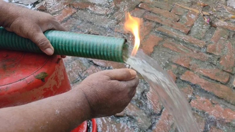 গোপালগঞ্জের কোটালীপাড়ায় পাম্পের পানির সঙ্গে বের হচ্ছে গ্যাস, জ্বলছে আগুন