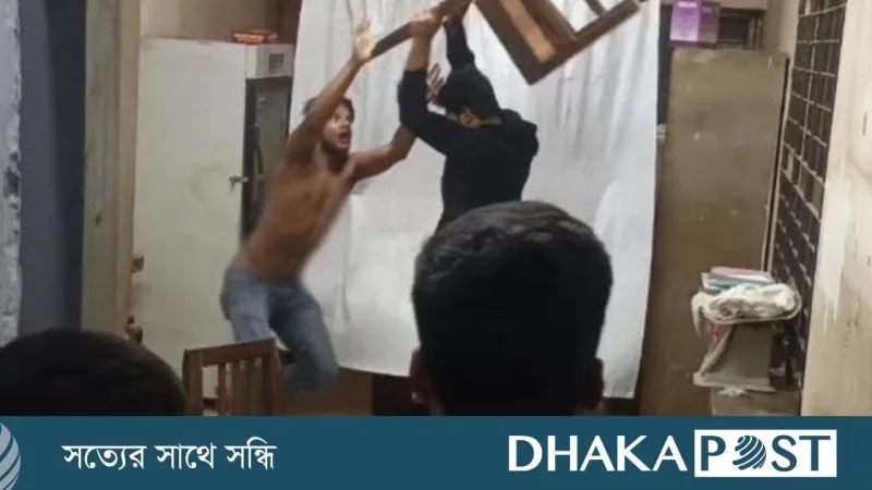 লক্ষ্মীপুরে হাসপাতালে ঢুকে স্বেচ্ছাসেবক দল নেতাকে মারধর, ভিডিও ভাইরাল