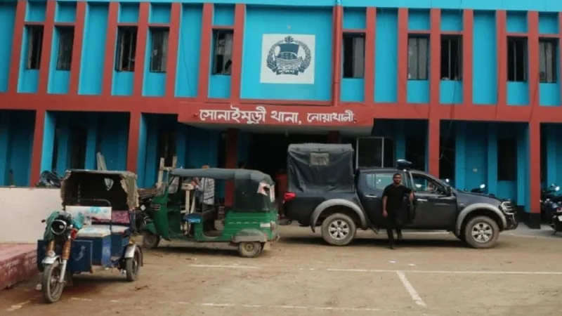 হেলমেট পরা দুজনের গুলিতে চায়ের দোকানে বসা ৬০ বছর বয়সী বৃদ্ধ আহত