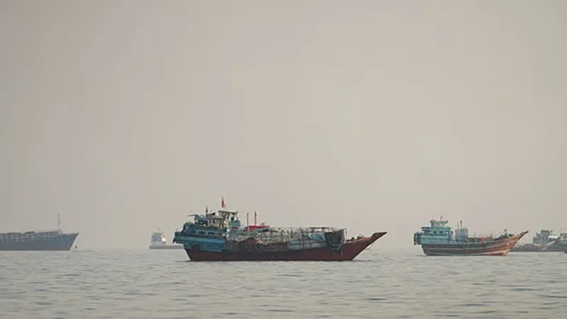 হরমুজ প্রণালীতে জাহাজে আগুন: সম্ভাব্য হামলার সন্দেহ