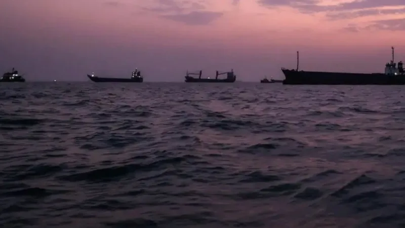 হরমুজ প্রণালীতে দুই তেল ট্যাংকার থামিয়েছে ইরানের র‍্যাপিড গার্ড