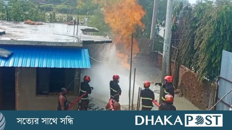 কক্সবাজারে মাটির নিচ থেকে আগুন, নিয়ন্ত্রণে ফায়ার সার্ভিসের ৩ ইউনিট