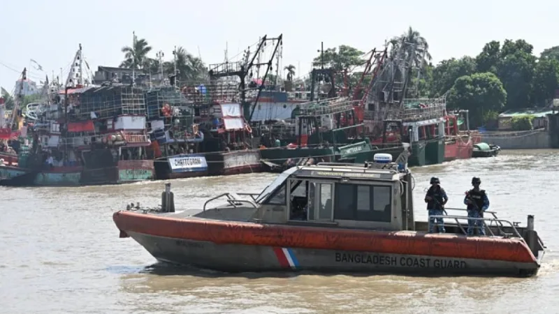 মা ইলিশ রক্ষায় কোস্ট গার্ডের অভিযান জোরদার, নিষেধাজ্ঞা কার্যকর করতে নজরদারি