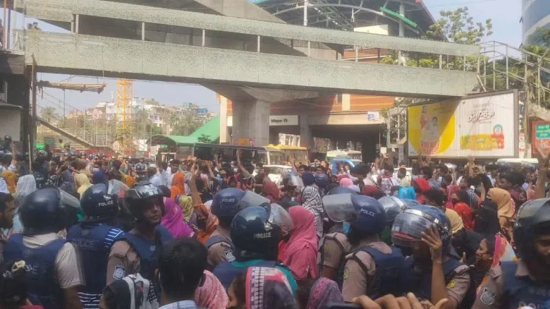 মিরপুরে পোশাক শ্রমিকের সড়ক অবরোধে যান চলাচল ব্যাহত