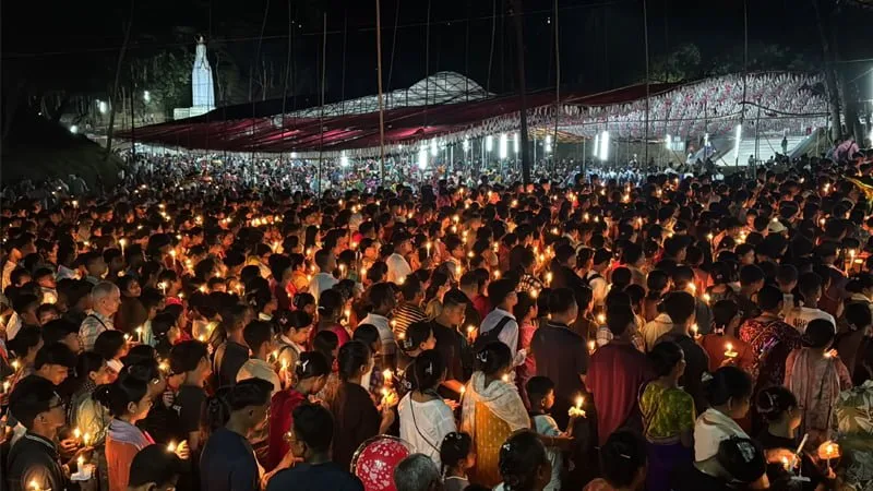 মোমের আলোয় আলোকিত গারো পাহাড়, প্রার্থনায় হাজারো পুণ্যার্থী