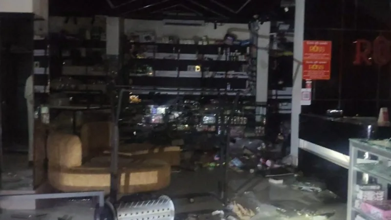 নেতার জানাজার পরপরই মিছিল নিয়ে ব্যবসা প্রতিষ্ঠানে হামলা-লুটপাট