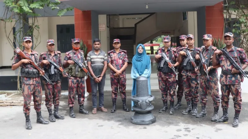 নওগাঁয় ২ কোটি ৪৫ লাখ টাকার কষ্টিপাথরের শিবলিঙ্গ উদ্ধার, আটক ১