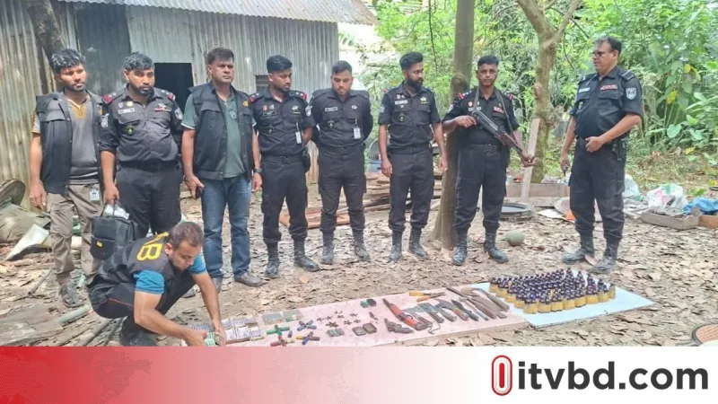 নরসিংদীতে পরিত্যক্ত ঘরে উদ্ধার অস্ত্র, গুলি, মাদক ও ১০ লাখ টাকা