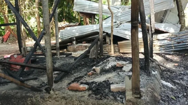 মাদারিপুরে ৫০টিরও বেশি বাড়ি ধ্বংস, আগুনে পুড়েছে