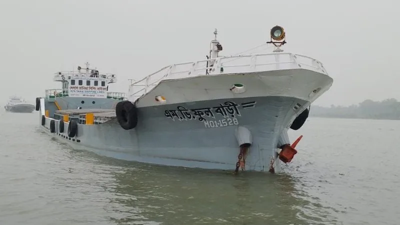 পশুর নদীতে ট্যাংকারের ধাক্কায় কার্গো জাহাজ ডুবি, ৯ নাবিক বেঁচে গেলেন