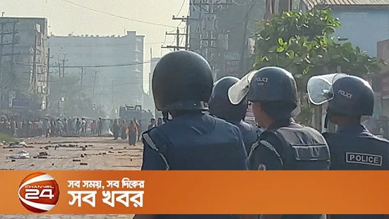 সাভারে গার্মেন্ট শ্রমিক-পুলিশ সংঘর্ষ, ন্যূনতম মজুরি ৩০ হাজারের দাবি