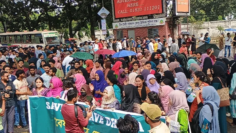 শেকৃবির পুরোনো মাঠে সচিবালয় নির্মাণের প্রতিবাদে শিক্ষার্থীদের সড়ক অবরোধ
