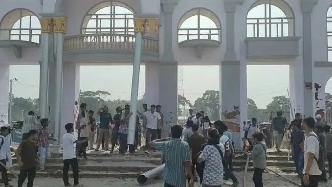 শেকৃবি শিক্ষার্থীদের দাবিতে আগারগাঁওয়ে এশিয়া আন্তর্জাতিক মেলায় ভাঙচুর
