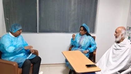 প্রতিমন্ত্রী মীর শাহে আলম মঈন খানকে দেখতে এভারকেয়ার হাসপাতালে যান