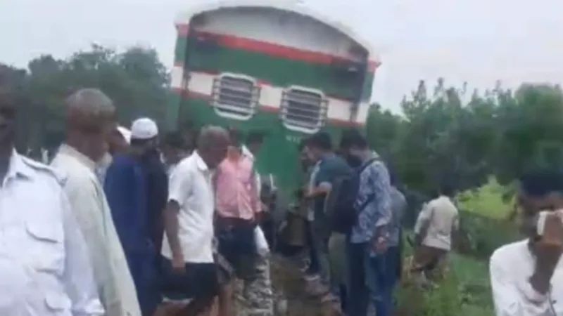 টাঙ্গাইলের মির্জাপুরে নীল সাগর এক্সপ্রেসের বগি লাইনচ্যুত, উত্তরবঙ্গের ট্রেন চলাচল বন্ধ