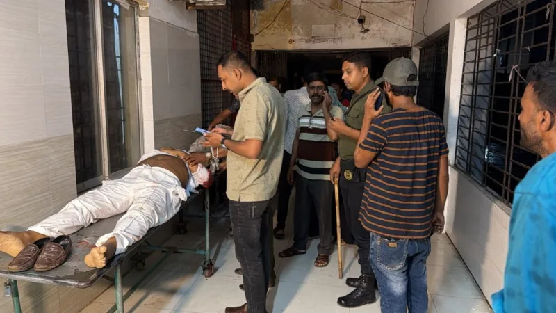 পাবনা আতাইকুলা বাজারে স্রামিক লীগ নেতা ও তার ভাগ্নে গুলিবিদ্ধ