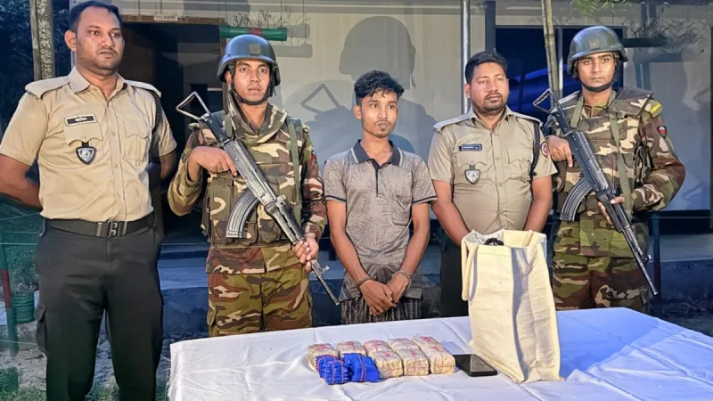 উখিয়ায় ২০ হাজার ইয়াবাসহ রোহিঙ্গা যুবক গ্রেপ্তার