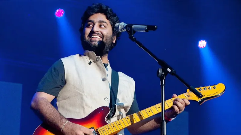অরিজিৎ সিং মুর্শিদাবাদে পাপ্পু ধাবা থেকে ভক্তদের ভিড় এড়িয়ে দৌড়ে পালালেন