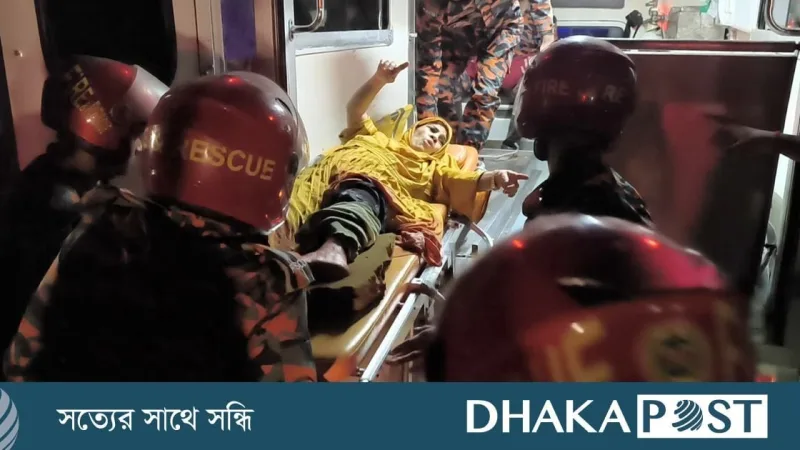 এক্সপ্রেসওয়েতে দাঁড়িয়ে থাকা ট্রাকে বাসের ধাক্কা, আহত ৩