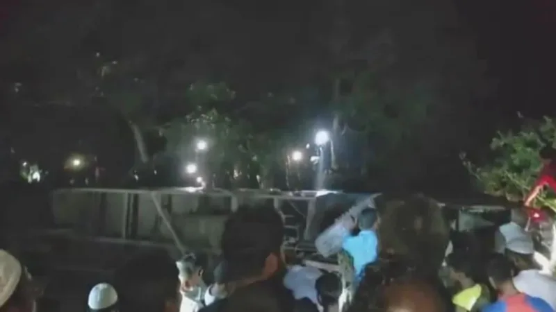 সাতক্ষীরা রাস্তায় বাসে ধাক্কা, পায়ে হেঁটে চলা ৬৫ বছর বয়সী মানুষ মারা, ৩০ জন জামায়াত কর্মী আহত