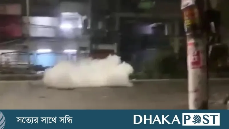 নিউমার্কেটে মোটরসাইকেল থেকে ককটেল বিস্ফোরণ