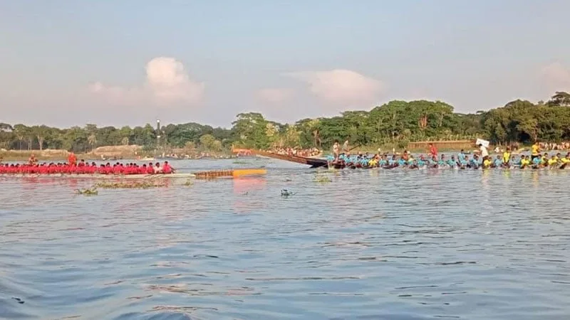 সন্ধ্যা নদীতে বৈঠার তালে ছুটছে নৌকা, তীরে হাজারো দর্শকের উল্লাস